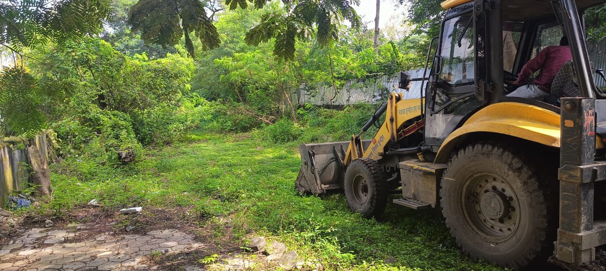 EXCISECGST's tweet image. A Cleanliness drive supported by IMC was conducted at the unused area of GST Bhawan, Manik Bagh Palace, Indore as part of &apos;Space Management&apos; Drive. The place is now being used as parking space for vehicles.
#swachhtahiseva2024 
@cbic_india 
@cgstbhopalzone 
@SwachhIndore