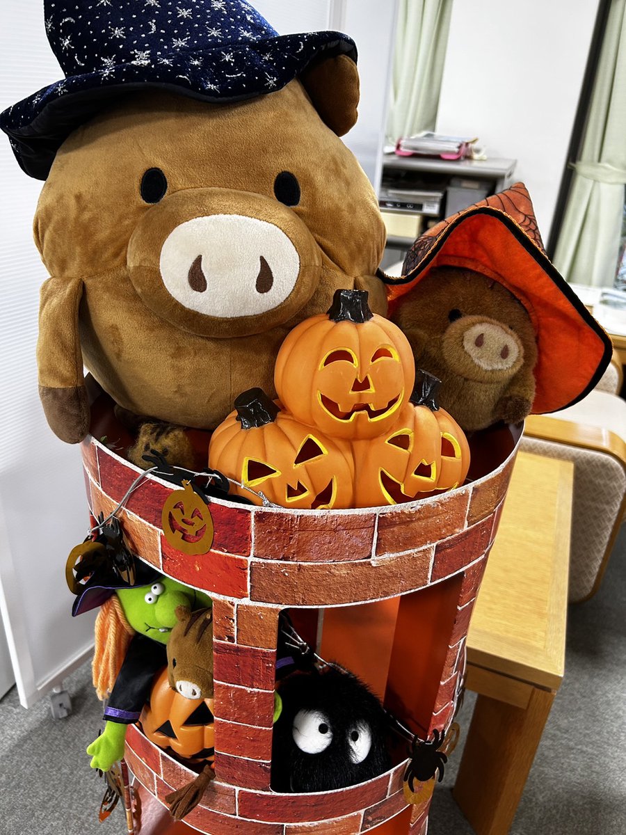 ryosokai's tweet image. 10月に入り、事務局のうりぼーたちも衣装チェンジをしたようです！🎃🍭
この時期限定のお友達も出現しています🎃👻😈🕸️

#ハロウィン