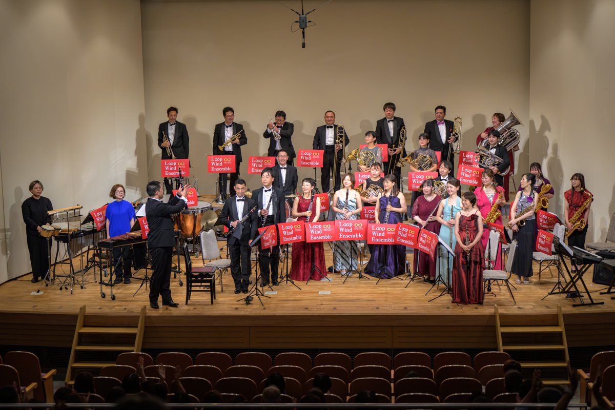 atsushi_kla's tweet photo. 先日の、L∞p Wind Ensemble 第1回定期演奏会。
https://t.co/MCkMiNShHX
https://t.co/A12Y9SxxLj
いままで経験のないこと盛りだくさんで、とても楽しかったです。
昔の仲間と再会した喜び、新しく繋がった縁。
とても温かく、大きなエネルギーを感じることのできた舞台でした。
#LoopWindEnsemble https://t.co/KDuhijWLnc
