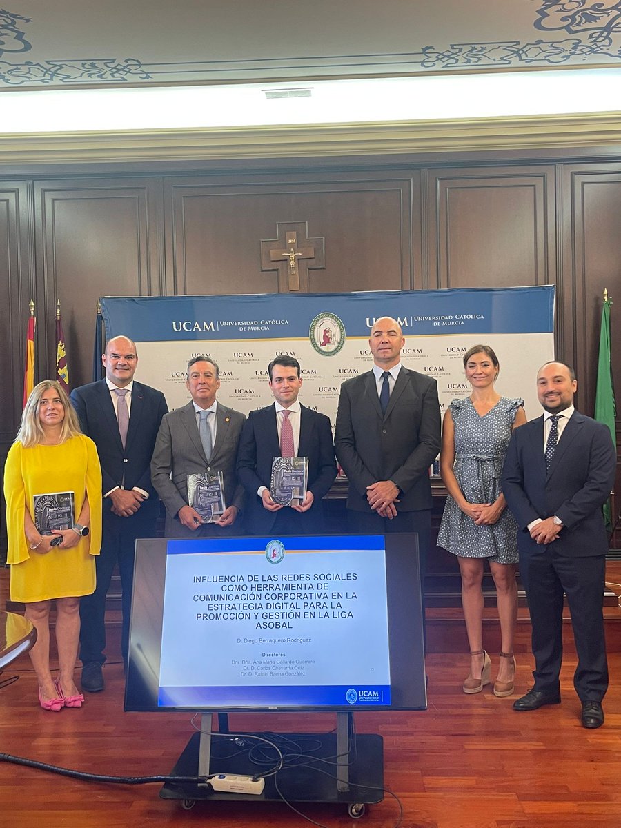 🎉Diego Berraquero, antiguo alumno de la EUO y actual miembro de nuestra secretaría, es nuevo doctor. Defendió su tesis "Influencia de las redes sociales como herramienta de comunicación corporativa en la estrategia digital para la promoción y gestión en la Liga Asobal" 👏🏾👏🏾