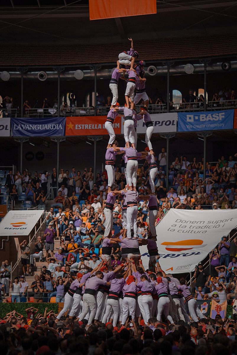 Tornar a casa després de 4 anys a l’estranger, agafar la càmera i poder gaudir un cop més de la cultura catalana. Enhorabona <a href="/JoveDeTarragona/">Colla Jove de Tarragona</a> pel tros de <a href="/concurscastells/">Concurs de Castells</a> que us heu marcat! 👏🏻