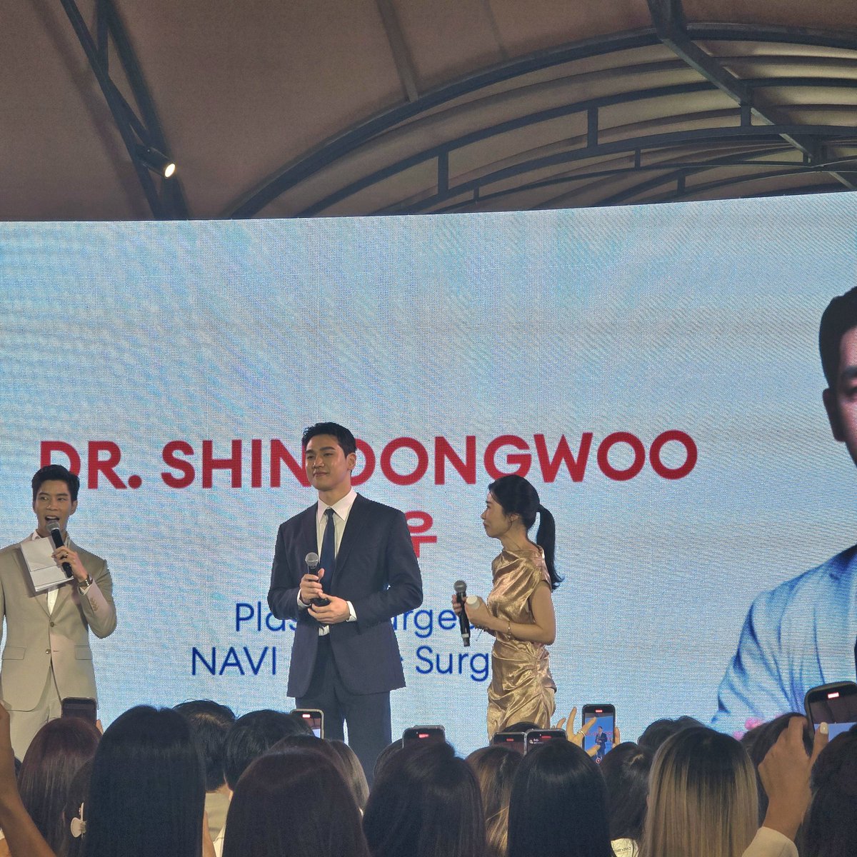 WatsonsThailand's tweet photo. พวกเธอใครดู #SinglesInferno2 บ้าง 😍คนนี้คือ Dr.SHIN ที่เคยร่วมรายการทางแอปฯ N  แต่จริงๆ เขาคือคุณหมอศัลยแพทย์ แล้วตอนนี้เขามาร่วมพัฒนาสกินแคร์สุดจึ้ง ตอบโจทย์ผิวคนไทย #DrShin #DrShinForSensitiveSkin
#BioConversion #DeepWhiteAntiMelasma #WatsonsTh #รีวิววัตสัน https://t.co/MAvAx0NJo3