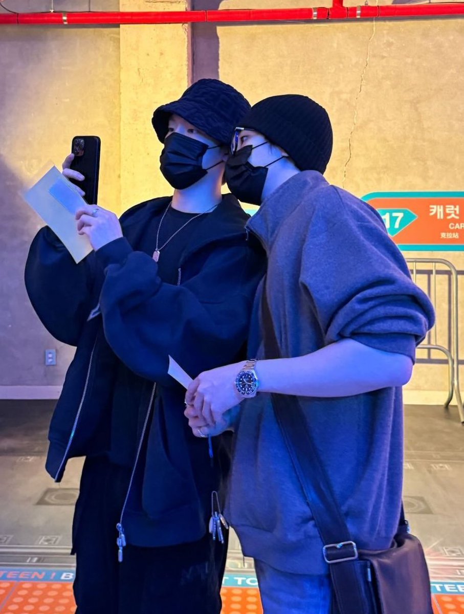 이사진 빡꾸상태였으면 이정도의 감동이 없었을것같애...
둘다 완전 프리하고, 생얼이고, 말랑하고, 꼬질해서 100배 더 큰 감동이 아...