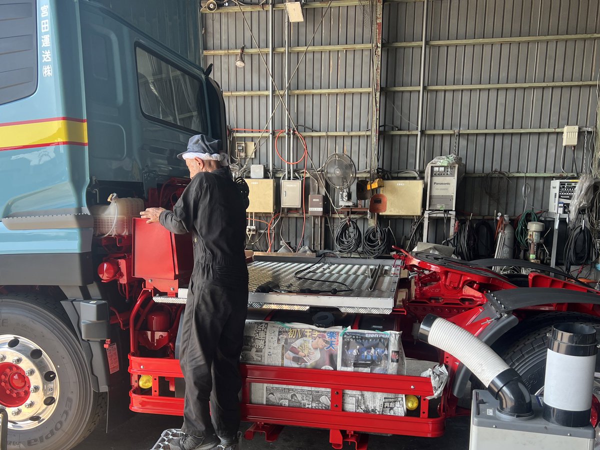 MiyataGroup123's tweet photo. 新型のいすゞトラクターヘッド納車✨
当型3台目。
整備士が工具箱などを増設してくれてます👍
#結城市 #いすゞ #ギガ #UD #クオン https://t.co/AV2WNfgY3F