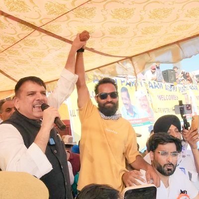 Prashant_KYadav's tweet photo. जम्मू और कश्मीर में आम आदमी पार्टी की ऐतिहासिक जीत 🎉
डोडा विधानसभा सीट से @AamAadmiParty प्रत्याशी @MehrajMalikAAP ने BJP प्रत्याशी गजय सिंह राणा को लगभग 4500 वोटों से हराया l
#HaryanaElectionResult #CoutingDay #JammuKashmir #Haryana https://t.co/O0vWfF3DXg