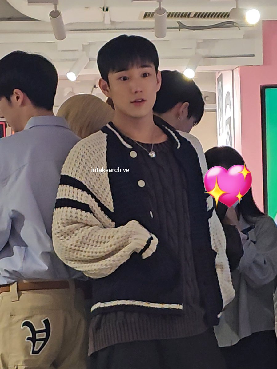 "stop babying grown men" SHUT UPPPPPJ HESSJUST A LITTLE GUYYYYH