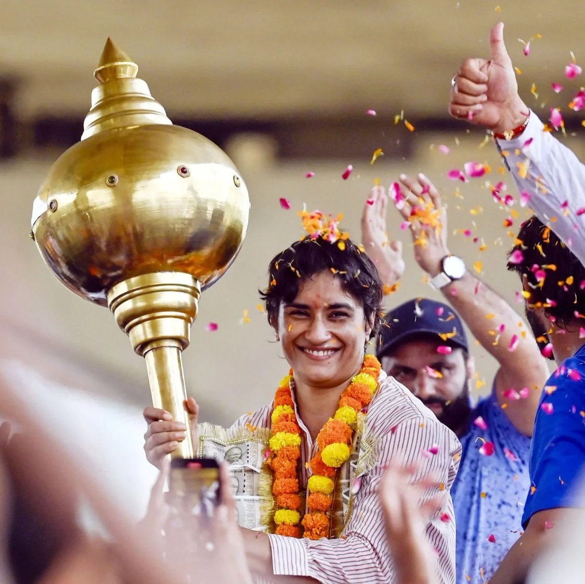 हिंदुस्तान की बेटी विनेश फोगाट जी को जुलाना विधानसभा हरियाणा से जीतने पर हार्दिक बधाई एवं शुभकामनाएं।

यह लड़ाई देश की सबसे मज़बूत दमनकारी शक्तियों के ख़िलाफ़ थी।
<a href="/Phogat_Vinesh/">Vinesh Phogat</a> 
#VineshPhogat
#HaryanaElectionResult