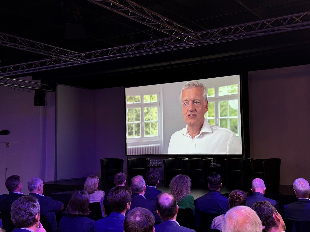 Zum Thema der Diskussion: "Digitalisierung – DIE Antwort auf die Herausforderungen im Gesundheitswesen?" gibt es zunächst ein Videostatement von <a href="/Ferd_Gerlach/">Ferdinand Gerlach</a>, Direktor des Instituts für Allgemeinmedizin <a href="/ifa_frankfurt/">Institut f. Allgemeinmedizin Universität Frankfurt</a> an der <a href="/goetheuni/">Goethe-Universität</a> #eHealthHessen