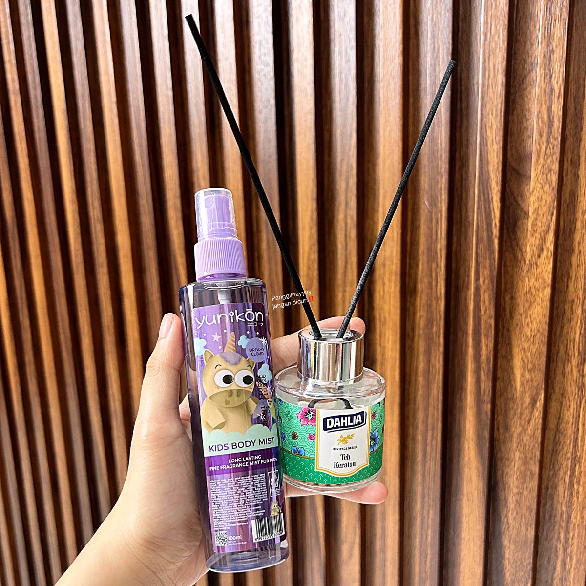 panggilnayyyy's tweet photo. yg bikin pengharum ruangan wangi teh dahlia keraton semoga masuk SURGA....
kamarku jdi enak bgt, tiap masuk kamar berasa teh seger wangi  🤩🤏🏻

trs ketemu wangi yg mirip buat sehari2...mana cuma 16rb😭👍🏻 https://t.co/g0ra3G3KCZ