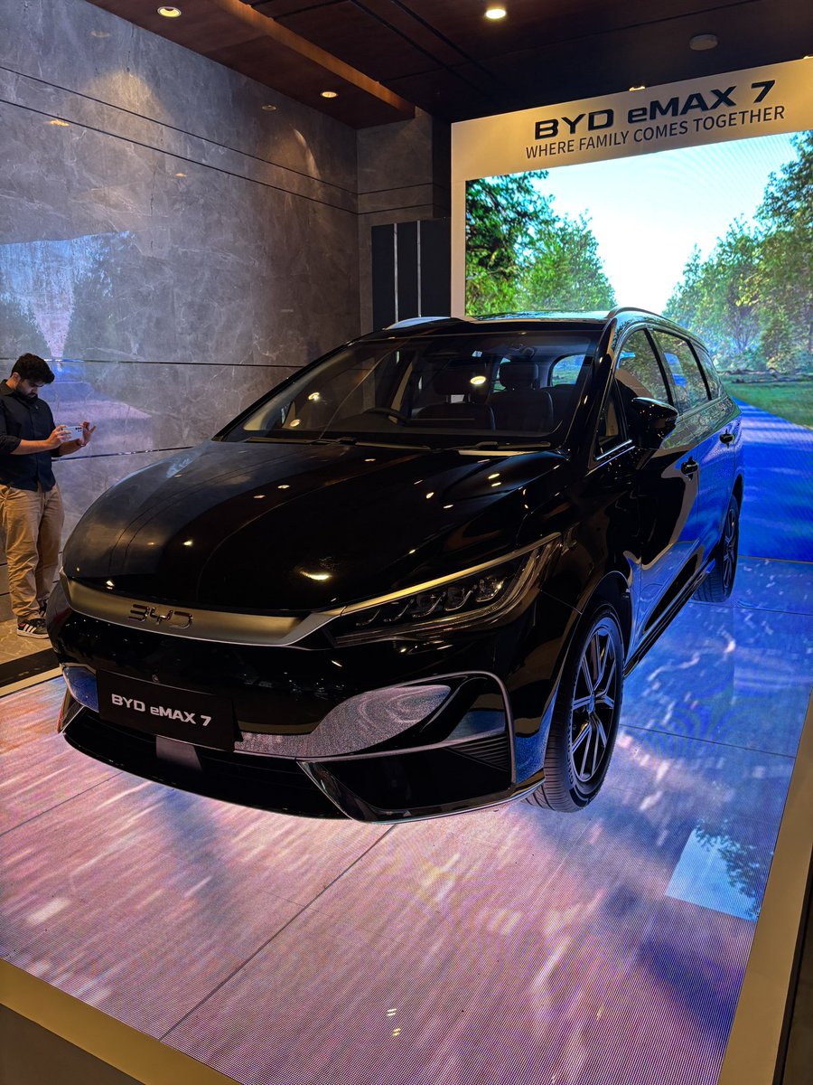 AckoDrive's tweet photo. Here's your first look at the new #BYD #eMAX7. It is priced between ₹26.90 - 29.90 lakh (ex-showroom, India)

What do you think? Do you think it will sell more than the outgoing e6? https://t.co/tjOioQUZmx