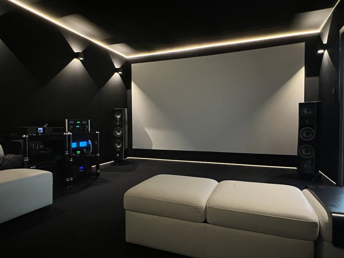 🎭 Transformez une pièce en salle de cinéma privée avec iHabitation. Écran géant, son immersif et confort absolu pour une vraie expérience cinéma chez vous.

#iHabitation #CinémaPrivé #HomeTheater #CinémaMaison #LuxeChezSoi #ExpérienceImmersive