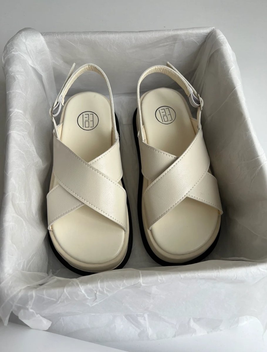 iyasudadeh_'s tweet photo. kalo yg ini bikin keliatan lebih tinggi karna model solnya yg lumayan tebal, untuk sizenya mulai dari 36 - 40

carla sandals
https://t.co/CbsmGfoUzX https://t.co/5jNAMISlEG