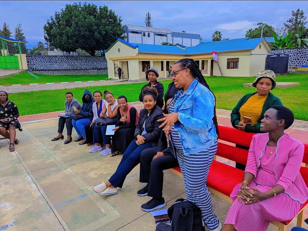JaneNtunde's tweet photo. Mindfulness, Stretching, Teambuilding, Mystery shopping and Feedback at foothills of the Virunga Massif and Gorilla Tracking Base.
Courtesy of #K2 HR Services
#VisitRwanda
#WellbeingCoach
#BehaviourAnalyst https://t.co/XREke0UOSs