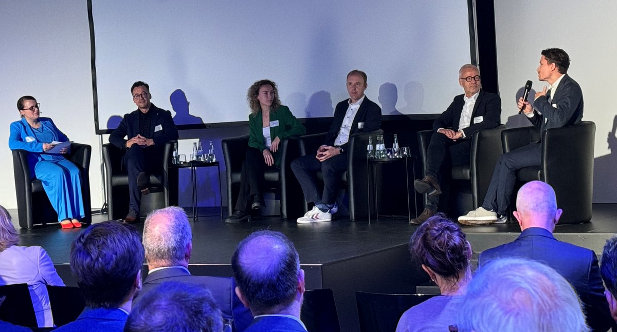 Jetzt beginnt die Podiumsdiskussion mit Nora Blum von Selfapy, Daniel Cardinal <a href="/DieTechniker/">Die Techniker</a>, Clemens Maurer vom Klinikum Darmstadt, Stefan Sydow <a href="/FamilienHessen/">FamilienHessen</a> und Dr. Moritz Völker <a href="/Hartmannbund/">Hartmannbund</a>, moderiert von <a href="/rebbybeere/">Rebecca Beerheide</a> vom <a href="/Dt_Aerzteblatt/">Deutsches Ärzteblatt</a> #eHealthHessen