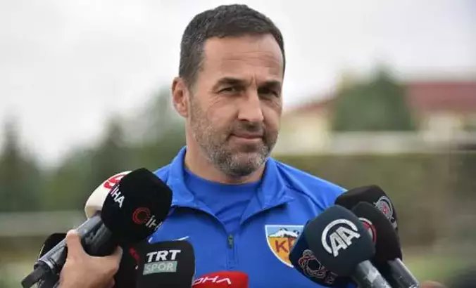 İlhan Parlak: "80’i falan buluyor çalıştığım hocalar. Hep küme düşme takımlarında oynadığım için yeri geldi 7 hoca değiştirmişliğimiz var. Geçen sefer sayayım dedim 58-60'ı geçti. Bir hoca bir sezondan fazla durursa ona alışamıyorduk zaten. Bu hocalar içinde bana en çok dokunan