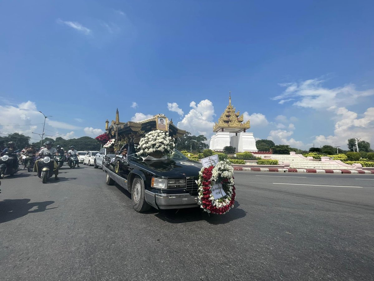 Myanmar_Now's tweet photo. ဒေါက်တာဇော်မြင့်မောင်နာရေးတွင် လိုက်ပါပို့ဆောင်သူတို့ကို  စစ်ကောင်စီ ကန့်သတ်ပိတ်ပင်
-----------------------------------------
စစ်ကောင်စီက ဖမ်းဆီး��ှိပ်စက်သတ်ဖြတ်မှုများပြုလုပ်နိုင်သည့်တိုင်အောင် မန်းဝန်ကြီးချုပ် ဒေါက်တာဇော်မြင့်မောင်၏ နောက်ဆုံးခရီးကို မန္တလေးမြို့ခံထောင်သောင်းချီ လိုက်ပါပို့ဆောင်ခဲ့သည်။
သို့သော်လည်း သုသာန်အတွင်းဝင်ခွင့် တားမြစ်ပိတ်ပင်ခံရကြောင်း လိုက်ပါပို့ဆောင်သူတို့ကဆိုသည်။
စစ်အုပ်ချုပ်ရေးအောက်မှ ဒီမိုကရေစီခေါင်းဆောင်တစ်ဦး၏ နာရေးအခမ်းအနားကို လိုက်ပါပို့ဆောင်သူများ၏လုပ်ရပ်သည် “...လူမှုရေးတာဝန်တစ်ခုထက်ပိုတဲ့ နိုင်ငံရေးအန်တုမှုပြယုဂ်တစ်ခုလည်းဖြစ်တယ်” ဟု မန္တလေးမြို့ခံ ကဗျာဆရာတစ်ဦးက ပြောသ��်။

NUG အစိုးရ၊ TNLA တို့ကလည်း ဝမ်းနည်းကြောင်း သဝဏ်လွှာများ ပေးပို့ခဲ့သည်။

အပြည့်အစုံဖတ်ရန် > https://t.co/eAeqNGHLGs

Myanmar Now ၏ နေ့စဉ် သတင်းလွှာကို အခမဲ့ စာရင်းသွင်းရန် > https://t.co/hjrMITwxst