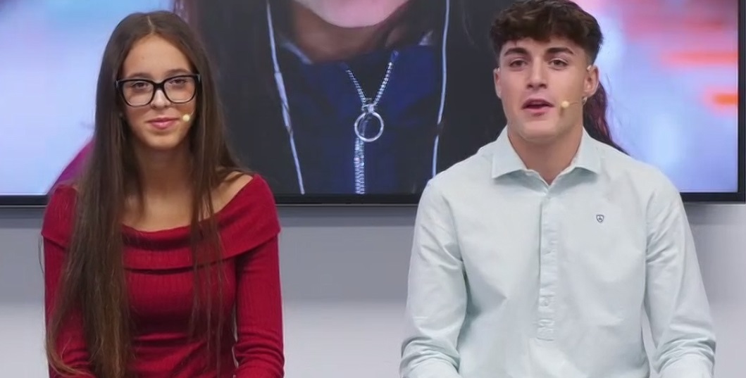 <a href="/Chema_Vera/">Chema Vera</a> <a href="/unicef_es/">UNICEF España</a> <a href="/unisevilla/">Universidad de Sevilla</a> Ahora dan su opinión en primera persona José Ángel y Alae, del Grupo Asesor de <a href="/unicef_es/">UNICEF España</a> . 
Hablan de las presiones académicas y sociales, y que se nota "en el incremento de la demanda de los servicios sanitarios en centros educativos"