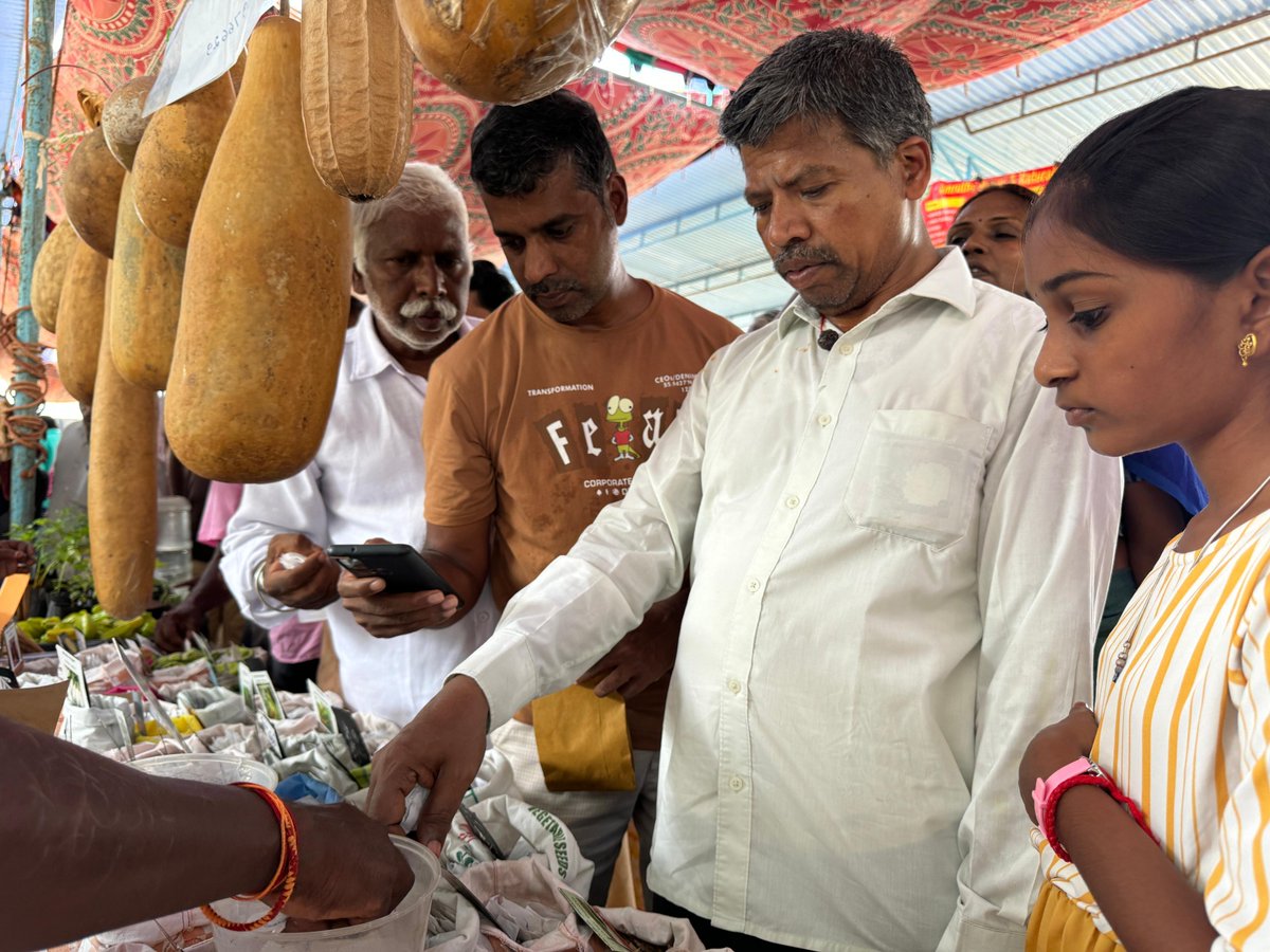 cpsavesoil's tweet photo. 🌱 Thousands of farmers gathered in Salem, Tamil Nadu on Sunday for Save Soil’s 'Bharat Traditional Vegetable and Seed Festival' — a hands-on event promoting natural farming.

From pest management tips to seed conservation, farmers gained valuable knowledge on boosting income and producing toxin-free food.

With over 1,000 traditional seed varieties and direct farmer-to-consumer sales, the event brought real solutions to the challenges farmers face today. 🌾

#SaveSoil #NaturalFarming