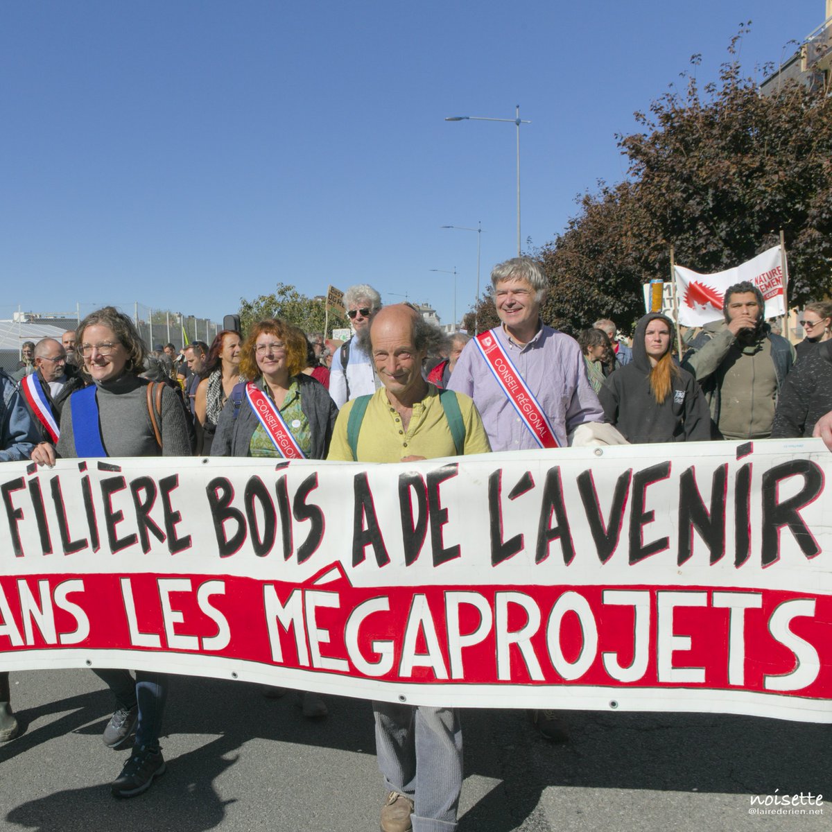 ch_noisette's tweet photo. Samedi 5 octobre, 3000 personnes dans les rues de Guéret (Creuse) pour dire non à l'implantation de la megausine de pellets #Biosyl et l'extension de la megascierie #Farges... #stopdeforestation  
credit photo : Christophe Noisette / @StudioHansLucas https://t.co/cBEZplvNgN