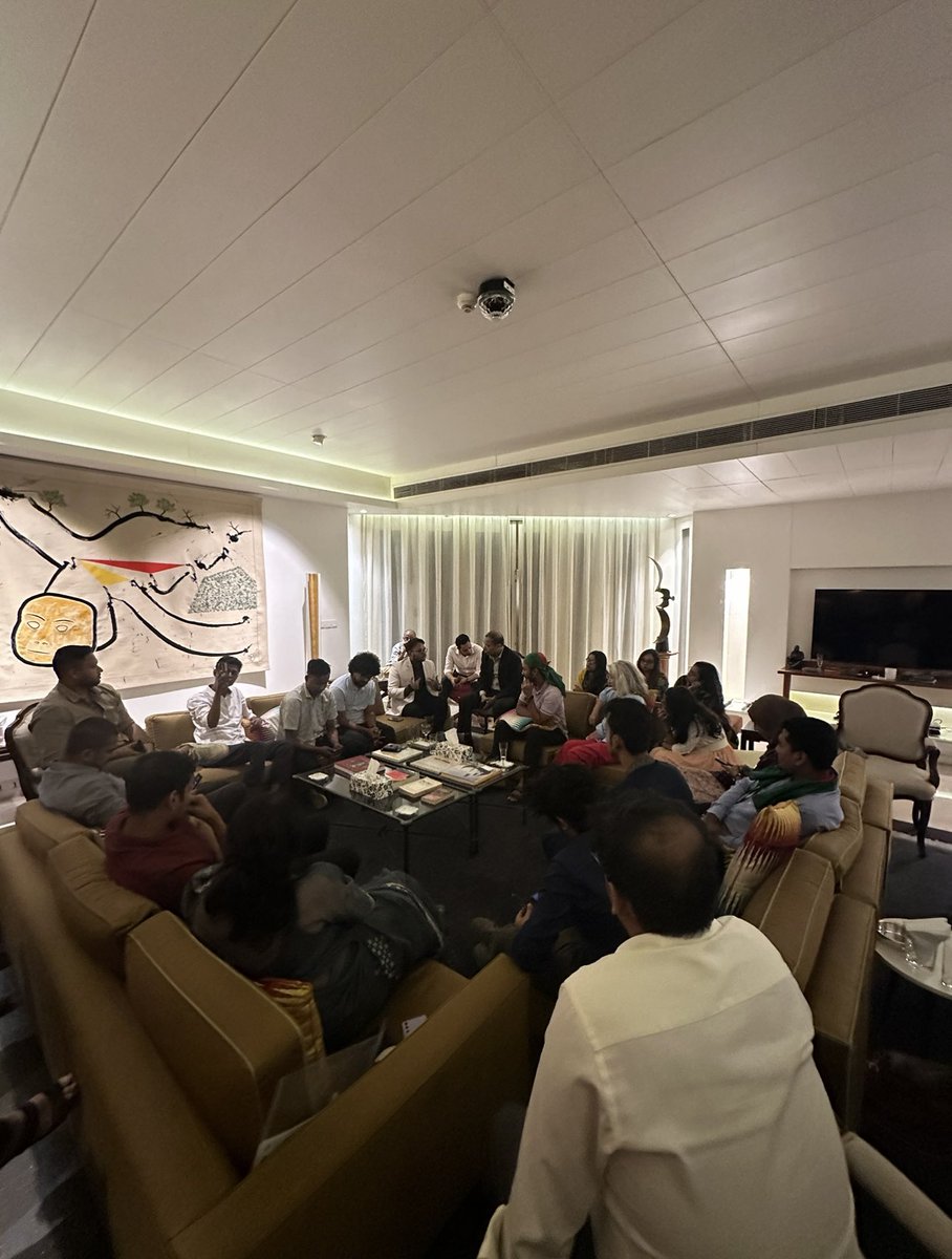 FRauBangladesh's tweet photo. 🇫🇷🫱🏼🫲🏽🇧🇩 | Meeting and Greeting the Youth 2.0 #YouthPower to talk about their aspirations and reaffirming France’s 🇫🇷 support in this #TransitionPeriod. The atmosphere was vibrant and dynamic, reflecting their committment. 💪🏽
#Bangladesh #FRBDPartnership https://t.co/nDAwSzq4no