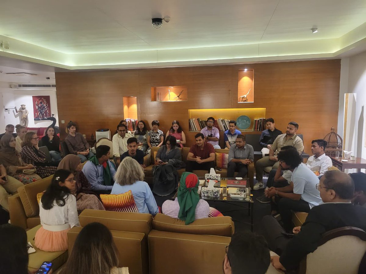 FRauBangladesh's tweet photo. 🇫🇷🫱🏼🫲🏽🇧🇩 | Meeting and Greeting the Youth 2.0 #YouthPower to talk about their aspirations and reaffirming France’s 🇫🇷 support in this #TransitionPeriod. The atmosphere was vibrant and dynamic, reflecting their committment. 💪🏽
#Bangladesh #FRBDPartnership https://t.co/nDAwSzq4no