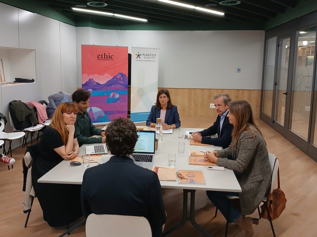 Ethic_'s tweet image. Junto a @PlasticsEuropES arrancamos el encuentro “Negocios y #circularidad, el binomio del futuro”. Nos acompañan Esther Haro, Alicia Martín, Antonio Portela, Delia García y Uriol Segarra. #EventosEthic