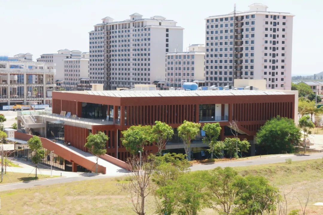 Lingshui_Lian's tweet image. #CampusGuide🍴
Curious about the food options in the Pilot Zone? Here’s a quick guide!👇
Cafeteria No.1 located on the northeast side of the Public Experiment Building, offers dining in its basement level. In Residential Zone 2, you can find a cafeteria with a variety of Chinese…