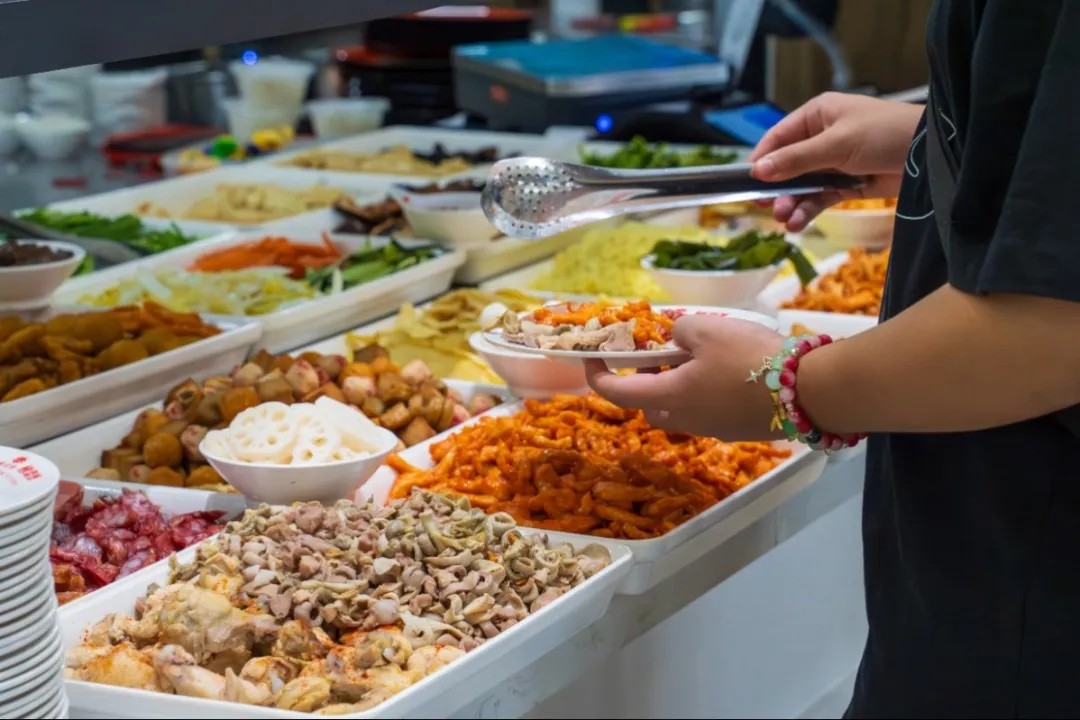 Lingshui_Lian's tweet image. #CampusGuide🍴
Curious about the food options in the Pilot Zone? Here’s a quick guide!👇
Cafeteria No.1 located on the northeast side of the Public Experiment Building, offers dining in its basement level. In Residential Zone 2, you can find a cafeteria with a variety of Chinese…