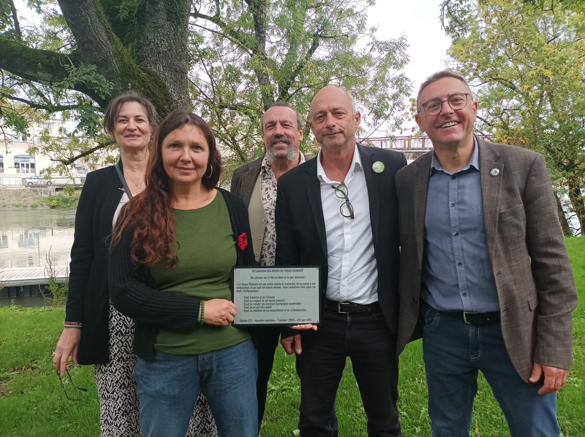 Pour la reconnaissance des droits du fleuve #Charente, nous étions hier à #Saintes associations, élus, paysans techniciens ...pour exiger le respect des #droits du fleuve. Protection /pollutions. Prévenir l'effondrement biodiversité. Eau potable. Activités économiques /bon état.