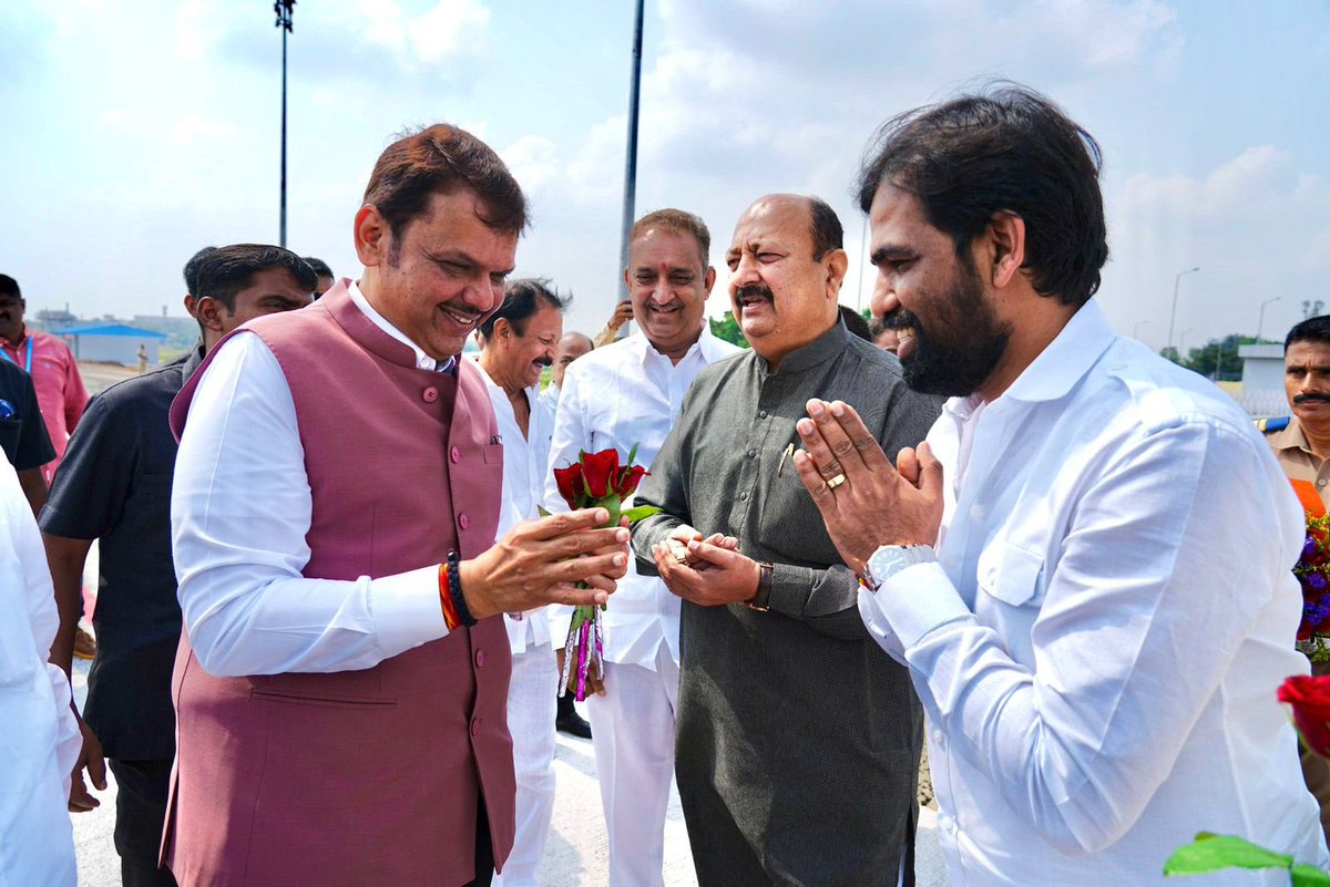 RamVSatpute's tweet photo. महाराष्ट्र राज्याचे उपमुख्यमंत्री, माझे मार्गदर्शक, आदरणीय देवेंद्रजी फडणवीस साहेब सोलापूर दौऱ्यावर असताना त्यांचे होटगी, सोलापूर विमान तळावर स्वागत केले.
#devendrafadnavis #dcmdevendrafadnavis #solapur
@Dev_Fadnavis https://t.co/L0Qq6KB9U2