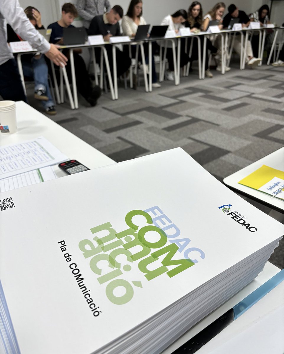 Presentem el pla de #COMunicació institucional FEDAC als referents de comunicació de les 25 #escolesFEDAC. Un pla per sentir, actuar i comunicar l’#avuixdemà! 💚💙
#EscolesAutèntiquesxPersonesÚniques