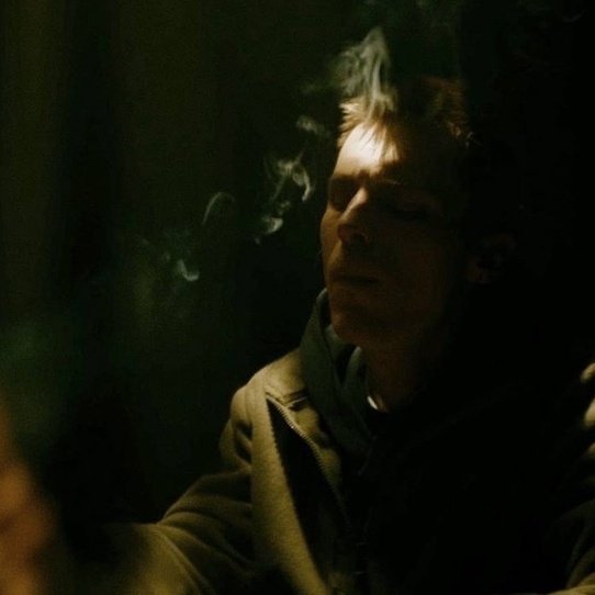 stap1c's tweet image. мир сошёл с ума. надоело всё, что там снаружи. 

давай до утра старые пластинки слушать?