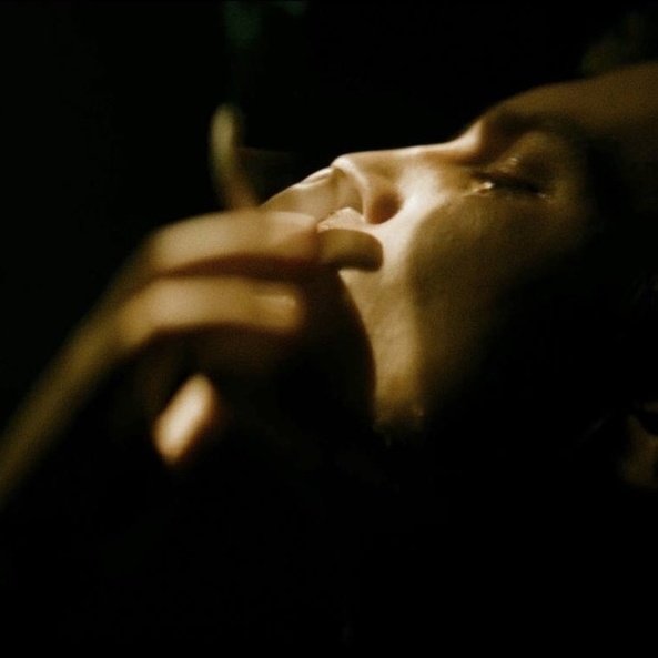 stap1c's tweet image. мир сошёл с ума. надоело всё, что там снаружи. 

давай до утра старые пластинки слушать?