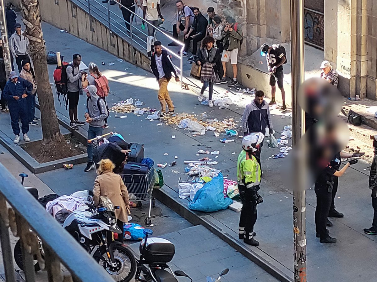 Panorama después de la batalla.
He tenido que llamar yo al 112, pues las monjas dicen que dios no se lo permite.