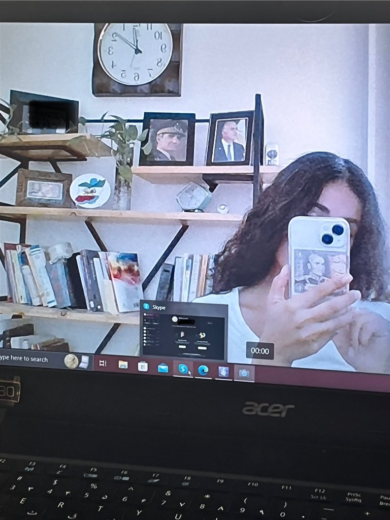 1401_shadow's tweet image. بک گراندِ یک معلمِ وطنپرستِ پهلَویست😌این شکلیه دوستان
به عبارتی چیزی که زبانآموزهام میبینن در بکگراندِ بنده
#KingRezaPahlavi
