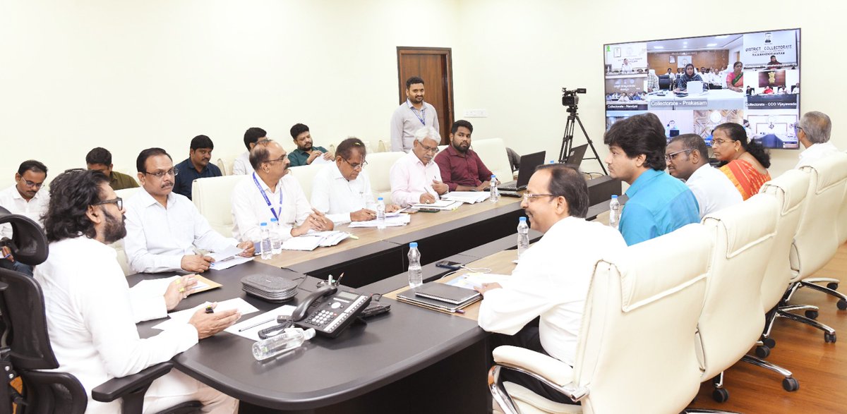 APDeputyCMO's tweet photo. 14వ తేదీ నుంచి రాష్ట్రవ్యాప్తంగా ‘పల్లె పండుగ’

•గ్రామ సభల్లో తీర్మానించిన 30వేల పనులకు శ్రీకారం 
•రూ.4500 కోట్లు ఉపాధి హామీ నిధులు వ్యయం 
•3 వేల కిమీ సీసీ రోడ్లు, 500 కిమీ తారు రోడ్లు లాంటి పనులు మొదలు 
•పనులు శరవేగంగా పూర్తి చేసేందుకు అధికారులు ప్రణాళికాబద్ధంగా ముందుకు వెళ్ళాలి 
•జిల్లా కలెక్టర్లు, అధికారులతో వీడియో కాన్ఫరెన్స్ లో ఉప ముఖ్యమంత్రి @PawanKalyan
 
గ్రామాల్లో అభివృద్ధి పనులు శరవేగంగా మొదలుపెట్టాలి. ప్రతి పంచాయతీకి నిధుల సమస్య లేకుండా చూస్తున్నాము. ఉపాధి హామీ పథకం ద్వారా రూ.4500 కోట్లు నిధులను కేంద్ర ప్రభుత్వం రాష్ట్రానికి మంజూరు చేసింది. ఈ నెల 14వ తేదీ నుంచి పల్లె పండుగ కార్యక్రమం నిర్వహించి పనులు మొదలుపెట్టాలి’ అని రాష్ట్ర ఉప ముఖ్యమంత్రి, పంచాయతీరాజ్, గ్రామీణాభివృద్ధి శాఖల మంత్రి పవన్ కళ్యాణ్ స్పష్టం చేశారు. ఆగస్టు 23వ తేదీన రాష్ట్రవ్యాప్తంగా 13,326 పంచాయతీల్లో విప్లవాత్మక రీతిలో నిర్వహించిన గ్రామ సభల్లో ఆమోదించిన పనులు పల్లె పండుగ సందర్భంగా ప్రారంభించాలి అన్నారు. మంగళవారం ఉదయం రాష్ట్ర సచివాలయం నుంచి నిర్వహించిన వీడియో కాన్ఫరెన్స్ ద్వారా  జిల్లా కలెక్టర్లు, జిల్లా అధికారులు, జిల్లా పరిషత్ అధికారులు, ముఖ్యకార్య నిర్వహణ అధికారులు, డిపిఓ లు, పంచాయతీరాజ్, గ్రామీణ అభివృద్ధి శాఖల ఫీల్డ్ ఆఫీసర్లు, ప్రాజెక్ట్ మేనేజ్మెంట్, జిల్లా నీటి సరఫరా విభాగం అధికారులకి దిశానిర్దేశం చేశారు.

ఉప ముఖ్యమంత్రి పవన్ కళ్యాణ్  మాట్లాడుతూ “గ్రామ సభలకు కొనసాగింపుగా పల్లె పండుగ చేపడుతున్నాము. వారం రోజులపాటు నిర్వహిస్తున్నాము.  గ్రామసభల్లో తీసుకున్న అర్జీలు పరిష్కారానికి, తీర్మానాలను అమలుచేసేందుకు, దాదాపు 4500 కోట్ల వ్యయంతో, 30 వేల పనులను మొదలుపెట్టేందుకు ఈ పల్లె పండుగ కార్యక్రమాన్ని రూపొందించాము. గ్రామాల్లో చేపట్టాల్సిన పనులకు సంబంధించిన భూమి పూజ కార్యక్రమాలు చేయాలి. ముఖ్యంగా 3 వేల కిలోమీటర్ల మేర సీసీ రోడ్లు, 500 కిలోమీటర్ల తారు రోడ్లు, వ్యవసాయ కుంటలు, పశువుల శాలలు, ఇంకుడు గుంతల నిర్మాణాలు లాంటి పనులు చేపట్టాలి” అన్నారు. ఈ పల్లె పండుగ కార్యక్రమాల్లో గౌరవ పార్లమెంట్ సభ్యులు, ఎమ్మెల్యేలు, ఇతర ప్రజా ప్రతినిధులు పాల్గొంటారు. ఈ వీడియో కాన్ఫరెన్స్ లో పంచాయతీరాజ్, గ్రామీణాభివృద్ధి శాఖ ముఖ్య కార్యదర్శి శ్రీ శశిభూషణ్ కుమార్, పంచాయతీరాజ్, గ్రామీణాభివృద్ధి కమిషనర్ శ్రీ కృష్ణ తేజ, ఎన్.ఆర్.ఈ.జీ.ఎస్. డైరెక్టర్ శ్రీ షణ్ముఖ్, పంచాయతీరాజ్ చీఫ్ ఇంజనీర్ తదితరులు పాల్గొన్నారు.

@PMOIndia @narendramodi @mopr_goi @MoRD_GoI @ChouhanShivraj @LalanSingh_1 @MgnregaGoi @AndhraPradeshCM @ncbn