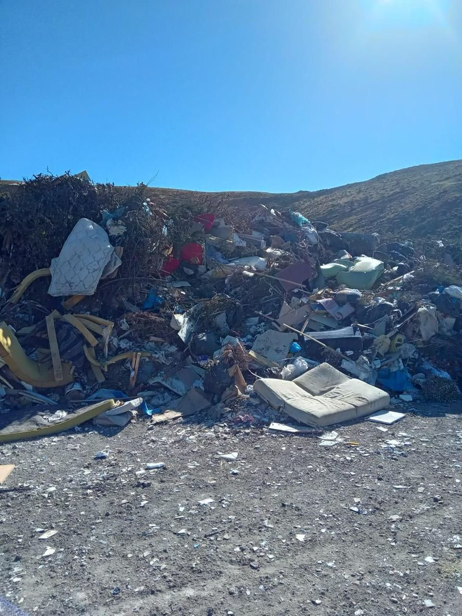 Bakanlığımız Ankara İl Müdürlüğüne gelen ihbar üzerine yapılan incelemede; Yenimahalle Yakacık Mahallesi'ndeki bir araziye atık bırakıldığı tespit edilmiştir.

Hafriyat döküm alanı olmayan ve düzenli depolama lisansı bulunmayan araziye Ankara Büyükşehir Belediyesi ile Yenimahalle