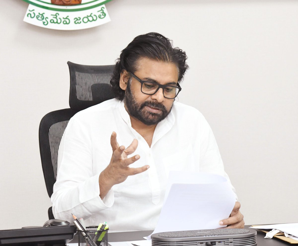 APDeputyCMO's tweet photo. 14వ తేదీ నుంచి రాష్ట్రవ్యాప్తంగా ‘పల్లె పండుగ’

•గ్రామ సభల్లో తీర్మానించిన 30వేల పనులకు శ్రీకారం 
•రూ.4500 కోట్లు ఉపాధి హామీ నిధులు వ్యయం 
•3 వేల కిమీ సీసీ రోడ్లు, 500 కిమీ తారు రోడ్లు లాంటి పనులు మొదలు 
•పనులు శరవేగంగా పూర్తి చేసేందుకు అధికారులు ప్రణాళికాబద్ధంగా ముందుకు వెళ్ళాలి 
•జిల్లా కలెక్టర్లు, అధికారులతో వీడియో కాన్ఫరెన్స్ లో ఉప ముఖ్యమంత్రి @PawanKalyan
 
గ్రామాల్లో అభివృద్ధి పనులు శరవేగంగా మొదలుపెట్టాలి. ప్రతి పంచాయతీకి నిధుల సమస్య లేకుండా చూస్తున్నాము. ఉపాధి హామీ పథకం ద్వారా రూ.4500 కోట్లు నిధులను కేంద్ర ప్రభుత్వం రాష్ట్రానికి మంజూరు చేసింది. ఈ నెల 14వ తేదీ నుంచి పల్లె పండుగ కార్యక్రమం నిర్వహించి పనులు మొదలుపెట్టాలి’ అని రాష్ట్ర ఉప ముఖ్యమంత్రి, పంచాయతీరాజ్, గ్రామీణాభివృద్ధి శాఖల మంత్రి పవన్ కళ్యాణ్ స్పష్టం చేశారు. ఆగస్టు 23వ తేదీన రాష్ట్రవ్యాప్తంగా 13,326 పంచాయతీల్లో విప్లవాత్మక రీతిలో నిర్వహించిన గ్రామ సభల్లో ఆమోదించిన పనులు పల్లె పండుగ సందర్భంగా ప్రారంభించాలి అన్నారు. మంగళవారం ఉదయం రాష్ట్ర సచివాలయం నుంచి నిర్వహించిన వీడియో కాన్ఫరెన్స్ ద్వారా  జిల్లా కలెక్టర్లు, జిల్లా అధికారులు, జిల్లా పరిషత్ అధికారులు, ముఖ్యకార్య నిర్వహణ అధికారులు, డిపిఓ లు, పంచాయతీరాజ్, గ్రామీణ అభివృద్ధి శాఖల ఫీల్డ్ ఆఫీసర్లు, ప్రాజెక్ట్ మేనేజ్మెంట్, జిల్లా నీటి సరఫరా విభాగం అధికారులకి దిశానిర్దేశం చేశారు.

ఉప ముఖ్యమంత్రి పవన్ కళ్యాణ్  మాట్లాడుతూ “గ్రామ సభలకు కొనసాగింపుగా పల్లె పండుగ చేపడుతున్నాము. వారం రోజులపాటు నిర్వహిస్తున్నాము.  గ్రామసభల్లో తీసుకున్న అర్జీలు పరిష్కారానికి, తీర్మానాలను అమలుచేసేందుకు, దాదాపు 4500 కోట్ల వ్యయంతో, 30 వేల పనులను మొదలుపెట్టేందుకు ఈ పల్లె పండుగ కార్యక్రమాన్ని రూపొందించాము. గ్రామాల్లో చేపట్టాల్సిన పనులకు సంబంధించిన భూమి పూజ కార్యక్రమాలు చేయాలి. ముఖ్యంగా 3 వేల కిలోమీటర్ల మేర సీసీ రోడ్లు, 500 కిలోమీటర్ల తారు రోడ్లు, వ్యవసాయ కుంటలు, పశువుల శాలలు, ఇంకుడు గుంతల నిర్మాణాలు లాంటి పనులు చేపట్టాలి” అన్నారు. ఈ పల్లె పండుగ కార్యక్రమాల్లో గౌరవ పార్లమెంట్ సభ్యులు, ఎమ్మెల్యేలు, ఇతర ప్రజా ప్రతినిధులు పాల్గొంటారు. ఈ వీడియో కాన్ఫరెన్స్ లో పంచాయతీరాజ్, గ్రామీణాభివృద్ధి శాఖ ముఖ్య కార్యదర్శి శ్రీ శశిభూషణ్ కుమార్, పంచాయతీరాజ్, గ్రామీణాభివృద్ధి కమిషనర్ శ్రీ కృష్ణ తేజ, ఎన్.ఆర్.ఈ.జీ.ఎస్. డైరెక్టర్ శ్రీ షణ్ముఖ్, పంచాయతీరాజ్ చీఫ్ ఇంజనీర్ తదితరులు పాల్గొన్నారు.

@PMOIndia @narendramodi @mopr_goi @MoRD_GoI @ChouhanShivraj @LalanSingh_1 @MgnregaGoi @AndhraPradeshCM @ncbn