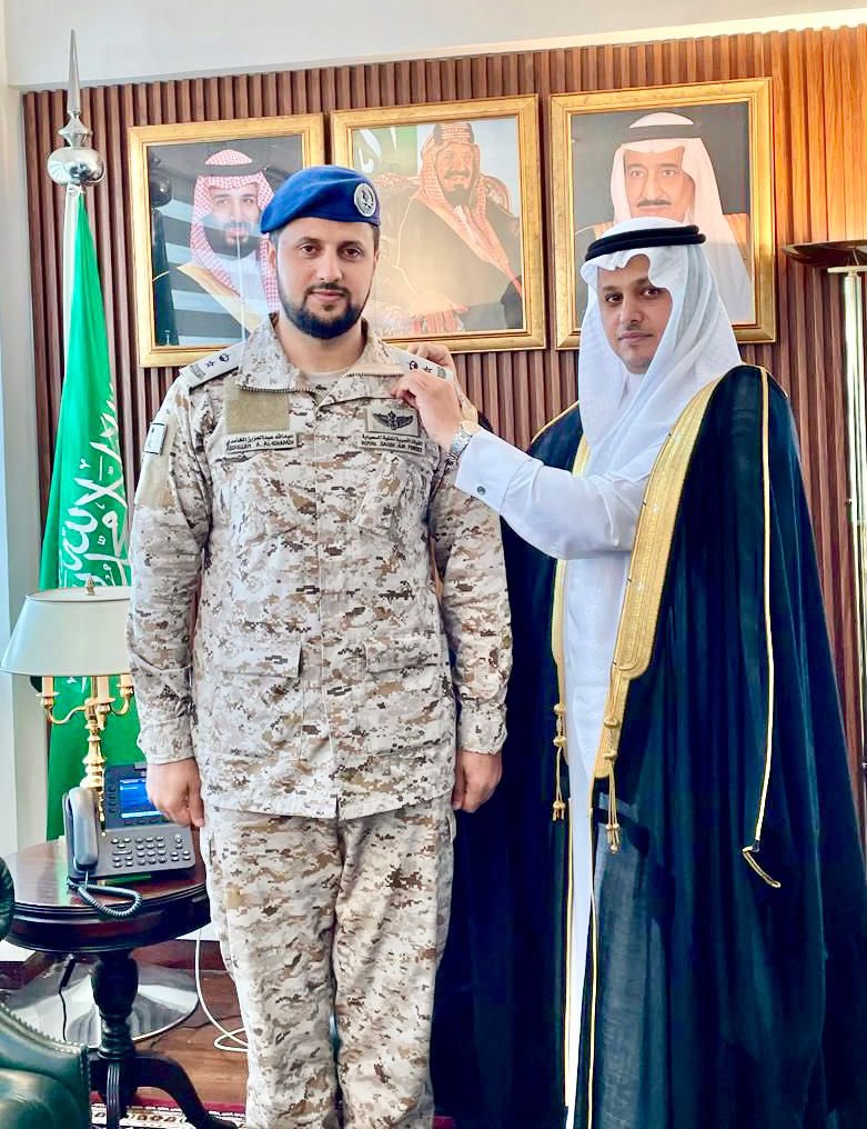 KSAembassylk's tweet photo. قلد سعادة السفير / خالد بن حمود القحطاني في مكتبه بمقر السفارة اليوم المقدم طيار / عبدالله بن عبدالعزيز الغامدي رتبته الجديدة بعد صدور الأمر الملكي الكريم القاضي بترقيته إلى رتبة مقدم ، وقدم سعادة السفير خالص التهاني للمقدم /الغامدي على الثقة الملكية، متمنياً له مزيداً من التوفيق https://t.co/vhJDKsXuWF