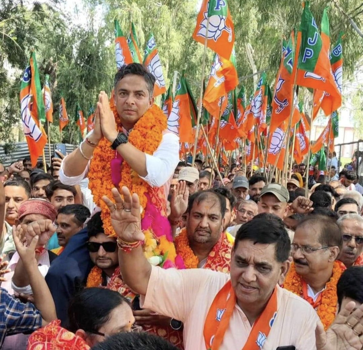Suresh Kumar Angurana (@sureshangurana) on Twitter photo Congratulations Sunil Bhardwaj for being elected as MLA with huge margin.
"with great power comes great responsibility"
Wishing you a good luck and best wishes.
#Ramnagar
#Udhampur
#Panjgrain
#Chanunta
#MLA
<a href="/DrJitendraSingh/">Dr Jitendra Singh</a> Congratulations Sunil Bhardwaj for being elected as MLA with huge margin.
"with great power comes great responsibility"
Wishing you a good luck and best wishes.
#Ramnagar
#Udhampur
#Panjgrain
#Chanunta
#MLA
<a href="/DrJitendraSingh/">Dr Jitendra Singh</a>