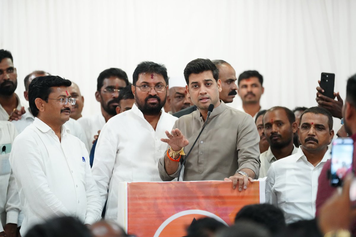 DrSEShinde's tweet photo. संगणक परिचालक संघटनेतील सदस्यांनी यावेळी भेट घेतली. गेल्या १३ वर्षांपासून ग्रामपंचायत स्तरावर काम करणाऱ्या संगणक परिचालकांना ग्रामपंचायत कर्मचारी दर्जा आणि किमान वेतन देण्याची मागणी प्रलंबित आहे. या मागणीबाबत मुख्यमंत्री मा.ना.श्री. एकनाथजी शिंदे साहेबांशी चर्चा करून लवकरच सकारात्मक निर्णय घेण्यात येईल असे आश्वासन यावेळी त्यांना दिले. गितले.