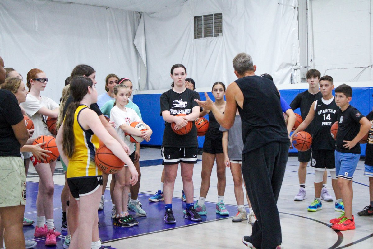 A few 📸 from <a href="/LILightningBB/">Long Island Lightning AAU</a> clinic led by the 🐐 <a href="/GanonBaker/">Ganon Baker</a>