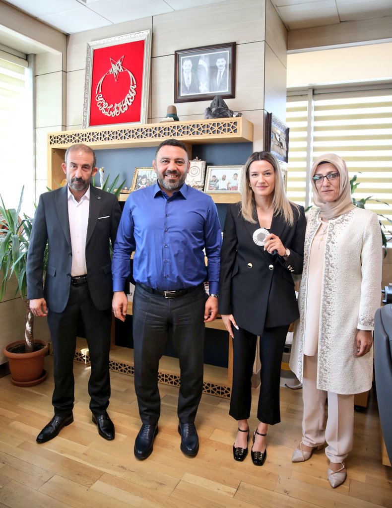 #Paris2024 Olimpiyat Oyunları'nda tarih yazan milli boksörümüz <a href="/haticeakbass1/">Hatice Akbaş</a> ile kıymetli ailesini bakanlığımızda ağırladık. 

Şampiyon sporcumuza nazik ziyareti için teşekkür ediyorum.