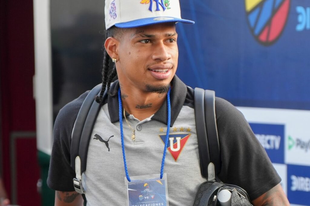 albertoaa31's tweet photo. Fuerzas Marco Ángulo que papá Dios se encargará de todos los que se dedican a criticar solo por querer ganar más likes, eso sin cerebros que se creen perfectos, Vamos guerrero a recuperar #LDU #FuerzasMarcos 🙏🏻 https://t.co/EiF4mHw49g