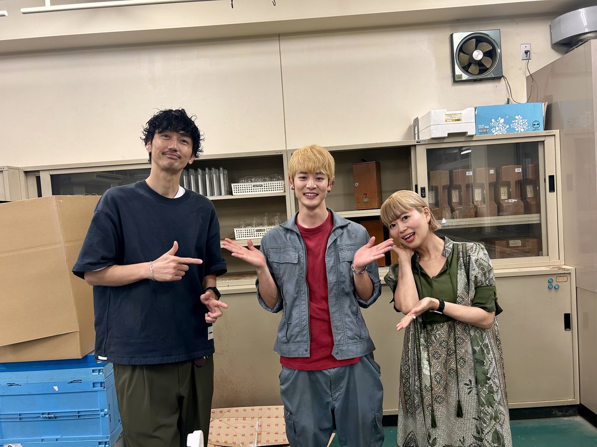 jizue's tweet photo. #jizue が劇伴担当のNHKドラマ10「#宙わたる教室」第一話いかがでしたでしょうか👏第二話もお楽しみに！
見逃した方は金曜日午前0:35からの再放送でぜひ📺
https://t.co/UWrNEAlFl3

先日、撮影現場にお邪魔させていただいた際に
柳田岳人役の #小林虎之介 さんと📸
@tora_k_STAFF 

#窪田正孝 #伊東蒼 #ガウ #田中哲司 #木村文乃 #中村蒼 #イッセー尾形