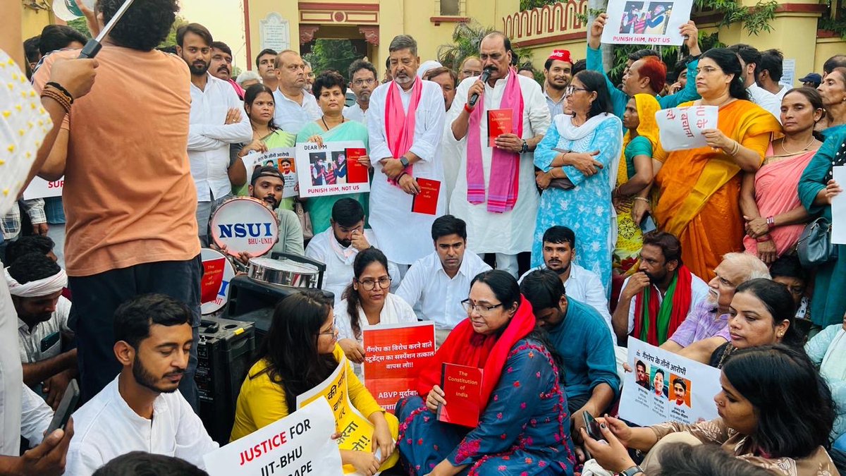 samajwadiparty's tweet photo. समाजवादी पार्टी, उत्तर प्रदेश
19, विक्रमादित्य मार्ग, लखनऊ
        प्रकाशन/प्रसारण हेतु-    दिनांकः08.10.2024
    समाजवादी पार्टी का प्रतिनिधिमंडल बीएचयू प्रशासन द्वारा आईआईटी बीएचयू गैंगरेप के खिलाफ आंदोलन करने वाले स्टूडेंट्स का निलंबन किए जाने के विरोध में न्याय मार्च एवं सभा में शामिल हुआ। यह बीएचयू के मुख्य द्वार पर हुआ। 
    प्रतिनिधिमंडल में चंदौली से सांसद श्री वीरेंद्र सिंह, महिला सभा की राष्ट्रीय अध्यक्ष श्रीमती जूही सिंह, विधायक प्रभुनारायण सिंह, ज़िला अध्यक्ष श्री सुजीत यादव लक्कड़ पहलवान, नगर अध्यक्ष श्री दिलीप डे, प्रदेश अध्यक्ष महिला सभा श्रीमती रिबू श्रीवास्तव, महिला सभा की राष्ट्रीय उपाध्यक्ष सुश्री नेहा यादव, उत्तरी विधानसभा की पूर्व प्रत्याशी पूजा षुक्ला शामिल हुई। 
    जाँच में पहुँचे प्रतिनिधिमंडल ने बताया कि बनारस हिन्दू विश्वविद्यालय प्रशासन ने दिनांक 26 सितम्बर को विश्वविद्यालय के तेरह स्टूडेंट्स को 1 महीने से लेकर 15 दिनों के लिए निलंबित किया है। निलंबन के साथ उन्हें हॉस्टल और लाइब्रेरी की सुविधा से भी वंचित किया गया है। साथ ही इन स्टूडेंट्स को ’अशिष्ट, आदतन अपराधी (हैबिचुअल ऑफेंडर) यूनिवर्सिटी प्रशासन के प्रति निम्न स्तर का सम्मान रखने वाले, विश्वविद्यालय की प्रतिष्ठा को धूमिल करने वाले’ कहा गया है। वास्तव यह वे स्टूडेंट्स है जो आईआईटी बीएचयू में गैंगरेप के आरोपियों पर कार्रवाई की मांग कर रहे थे।
    गौरतलब है कि 1 नवंबर 2023 को आईआईटी बीएचयू की एक छात्रा के साथ बीजेपी आईटी सेल के 3 पदाधिकारियों ने गैंगरेप किया था। परन्तु 8 महीने के अंदर ही 2 अपराधियों को जमानत मिल गई थी। एक तरफ उन्हे जमानत दी गई और वहीं दूसरी तरफ बीएचयू प्रशासन ने भाजपा के प्रति निश्ठा दिखाते हुए अप्रैल 2024 में आंदोलनकारियों पर ही अनुशासनात्मक समिति बैठा दी जिसमें आंदोलनकारियों पर हमला करने वाले दल एबीवीपी के सदस्य मौजूद थें। इस समिति ने सितंबर 2024 में कुल 13 लोगों को निलंबित कर दिया।
    सांसद श्री वीरेंद्र सिंह ने कहा कि, समाजवादी पार्टी पूरी तरह से निलंबित छात्रों के साथ खड़ी है, हम विश्वविद्यालय के भीतर छात्रों के नैतिक बल को कमजोर नहीं होने देंगे, मैं भले ही सदन से निलंबित जो जाऊं लेकिन इस मुद्दे को सदन में उठाऊंगा, बीएचयू प्रशासन को यह तुगलकी फरमान वापस लेना ही पड़ेगा। बीएचयू के इतिहास में यह पहली बार है कि कुलपति के पूरे कार्यकाल के दौरान कार्यकारिणी परिषद का गठन नहीं हो पाया है, हम इस तानाशाह के गुरुर को जरूर तोड़ेंगे, भाजपा अपने बलात्कारी पदाधिकारियों को बचाने की कितनी भी कोशिश कर ले इस बार वह सफल नहीं हो पाएगी।
समाजवादी महिला सभा की राष्ट्रीय अध्यक्ष श्रीमती जूही सिंह ने कहा कि महिलाओं के खिलाफ हो रहे अपराधों के प्रति भाजपा सरकार का रवैया बहुत ही खराब है। लगातार उसके विधायक और पदाधिकारी बलात्कार की घटनाओं को अंजाम दे रहे हैं और ये सरकार उन्हें बचाने में लगी हुई है। बीएचयू में बलात्कार पीड़िता के लिए न्याय मांग रहे छात्रों का निलंबन भाजपा के चाल चरित्र को उजागर कर रहा है, हम इन छात्रों के साथ पूरी ताकत के साथ खड़े हैं।
विधायक श्री प्रभुनारायण यादव ने कहा कि, बलात्कार के आरोपी भाजपा पदाधिकारियों के खुलेआम घूमने से समाज में असहजता और खतरे के भावना फैली हुई है, और बजाय उनको वापस जेल भेजने के, प्रशासन न्याय मांगने वाले छात्रों को निलंबित करने का शर्मनाक फैसला ले रहा है, हम इस फैसले का पुरजोर विरोध करते हैं और हम यह सुनिश्चित करेंगे कि समाज में गलत को गलत कहने की रवायत बनी।
    सभा के दौरान साछास की पूर्व राष्ट्रीय अध्यक्ष एवं राष्ट्रीय उपाध्यक्ष महिला सभा सुश्री नेहा यादव ने कहा कि, बनारस देश के प्रधानमंत्री का सांसदीय क्षेत्र है ये बड़े शर्म की बात है कि गैंगरेप के आरोपी प्रधानमंत्री जी के करीबी रहे हैं। और भाजपा आईटी सेल के सदस्य भी हैं। कार्रवाई होनी चाहिए बलात्कारियों पर लेकिन सत्ता संरक्षित वीसी ने सरकार के इशारे पर बीएचयू में रेप पीड़िता के लिए न्याय मांग रहे छात्रों का निलंबन करना बहुत ही शर्मनाक और दुर्भाग्यपूर्ण है। भाजपा की सरकार अपने बलात्कारी पदाधिकारियों को बचाने में लगी हुई है।  
    समाजवादी पार्टी के नेताओं ने कहा कि समाजवादी पार्टी स्टूडेंट्स के साथ खड़ी है। सड़क से सदन तक हमारे राष्ट्रीय अध्यक्ष एवं पूर्व मुख्यमंत्री श्री अखिलेश यादव जी ने स्टूडेंट्स के भविष्य को बचाने की लड़ाई लड़ने का विष्वास और भरोसा दिया है और आवाज़ उठाने को संकल्पित हैं। सभा के बाद छात्रों ने लंका गेट से रविदास गेट होते हुए वापस लंका तक न्याय मार्च निकाला। इस दौरान समाजवादी पार्टी बनारस के सभी वरिष्ठ नेता एवं समस्त फ्रंटल संगठन के पदाधिकारी एवं कार्यकर्ता शामिल हुए।
            (राजेन्द्र चौधरी)
              मुख्य प्रवक्ता