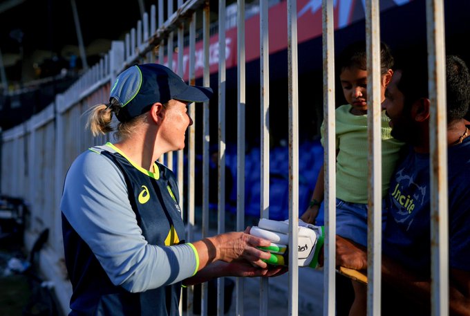 Healy gifting her gloves to the fans ❤️