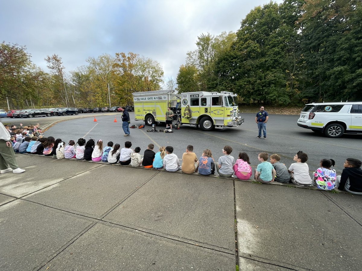 VailsGateFD's tweet image. We love to teach fire prevention! It is important that children can see us in a setting outside of an emergency. This is to ensure that they understand we are always there to help and keep them safe! 🚒