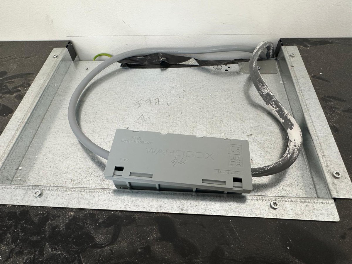 ConnexboxUK's tweet photo. 🚀 Showcasing a kitchen extractor fan installation using our Wagobox® Light enclosure, 3 x WAGO 221-2411 Inline Lever Connectors, 1 x WAGO 221-2533 Mounting Carrier, &amp; our Wagobox®-Light Terminal Carrier! 🛠️ Have questions or need advice on these products? Drop us a message! https://t.co/diKxabXbQV