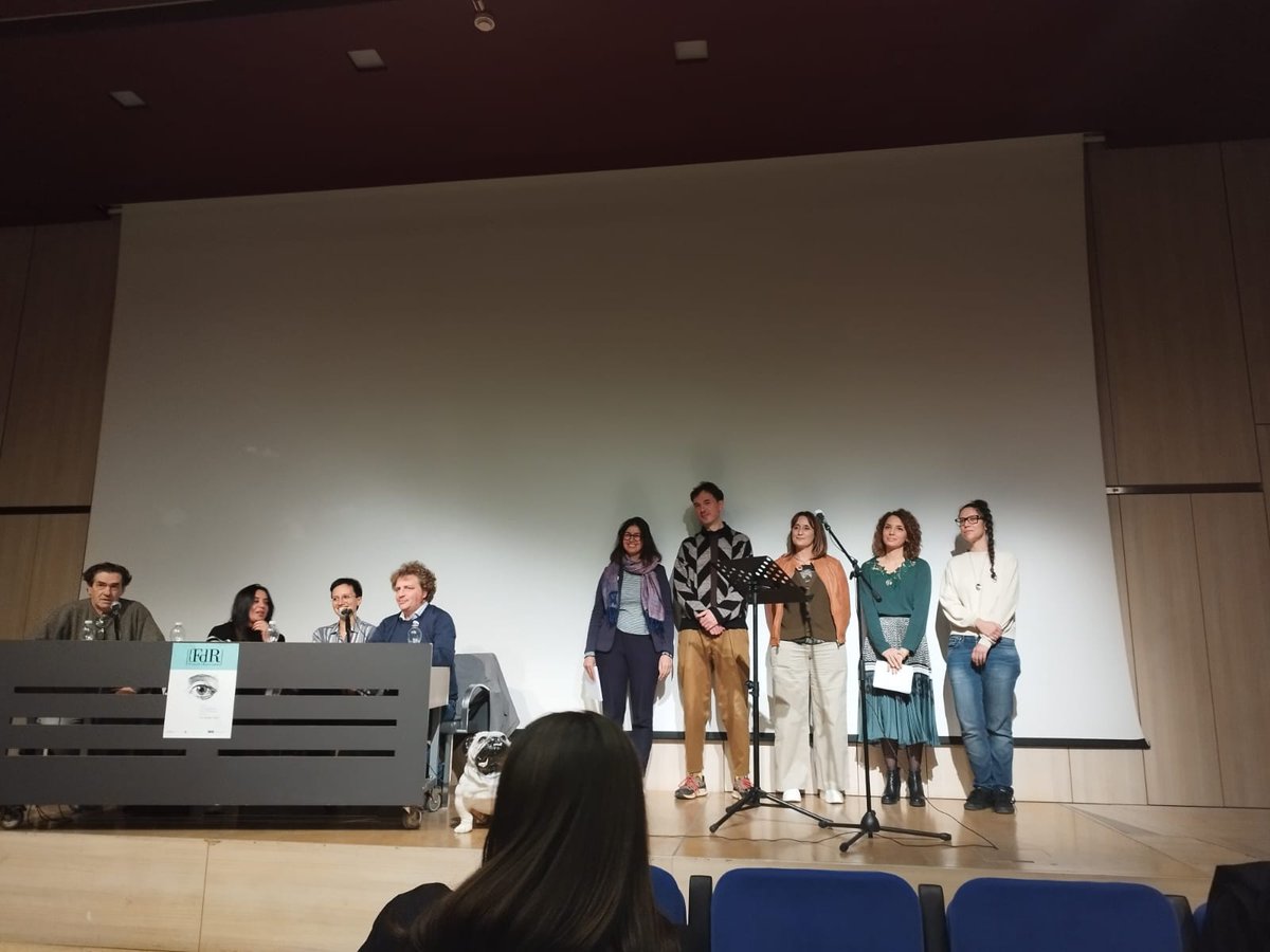 Anna_Ditta's tweet photo. Finalisti @8x8_oblique emozionati e tramortiti dopo i commenti della giuria, che è stata spietata come è giusto che sia. Al centro del palco, parzialmente nascosto, il buon cliché era intento a sbavare.

#racconti #festadelracconto

@obliquestudio https://t.co/wWuljEDjKF